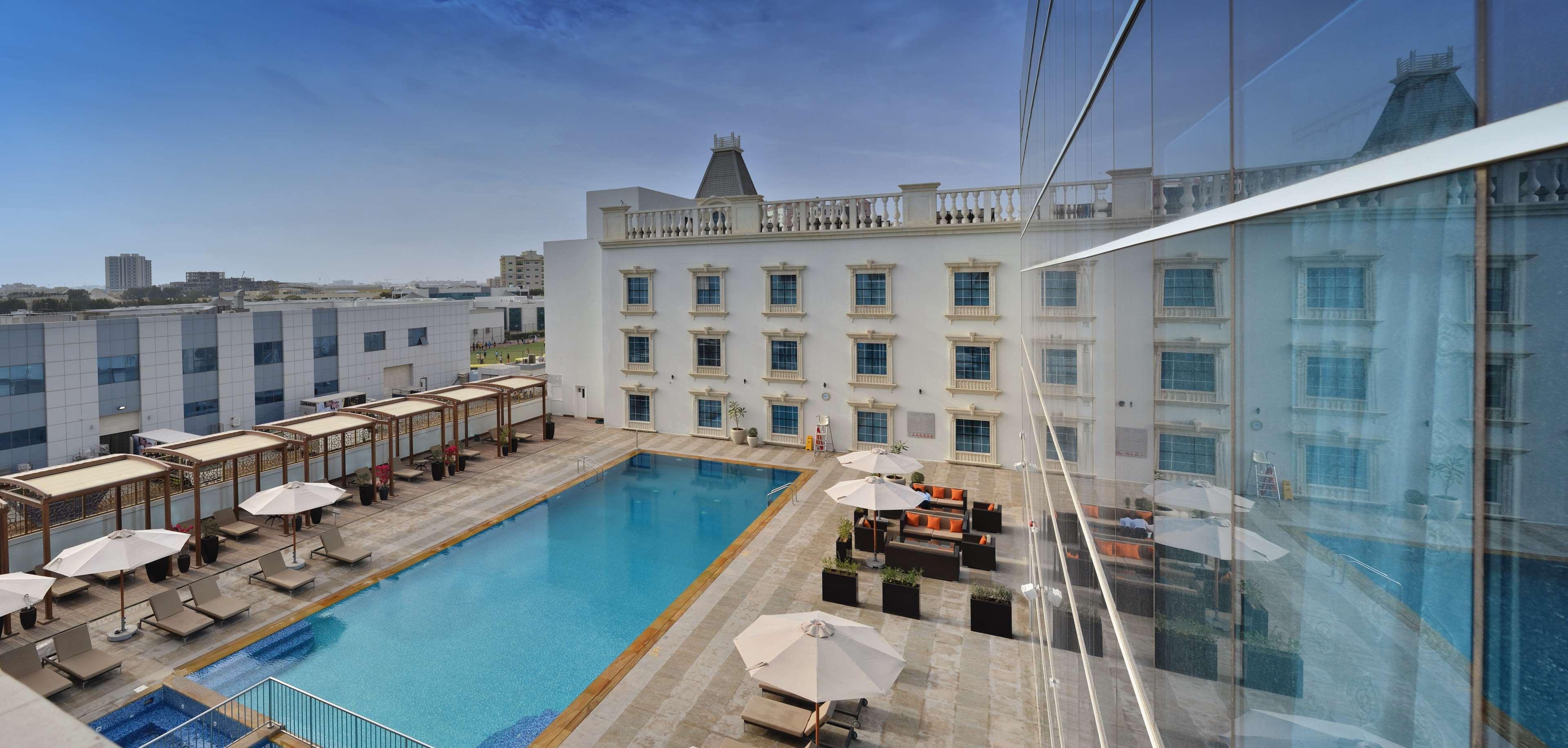 Radisson Blu Hotel, Ajman Exterior photo The swimming pool at the hotel